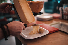 Hvad er raclette ost ? Tips til at lave den perfekt racletteaften.